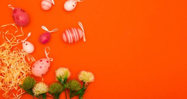 Kırmızı-Orange Paskalya arkaplanı. Çiçekler ve Paskalya yumurtaları kopyalamak için mükemmel bir alan oluşturuyor.