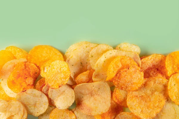 Gräns Potatischips Isolerad Turkos Bakgrund Perfekt Kryddat Chip Med Munvattnande — Stockfoto