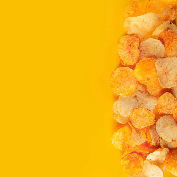 Gräns Potatischips Isolerad Ljusa Orange Bakgrund Läckert Beroendeframkallande Nafs — Stockfoto