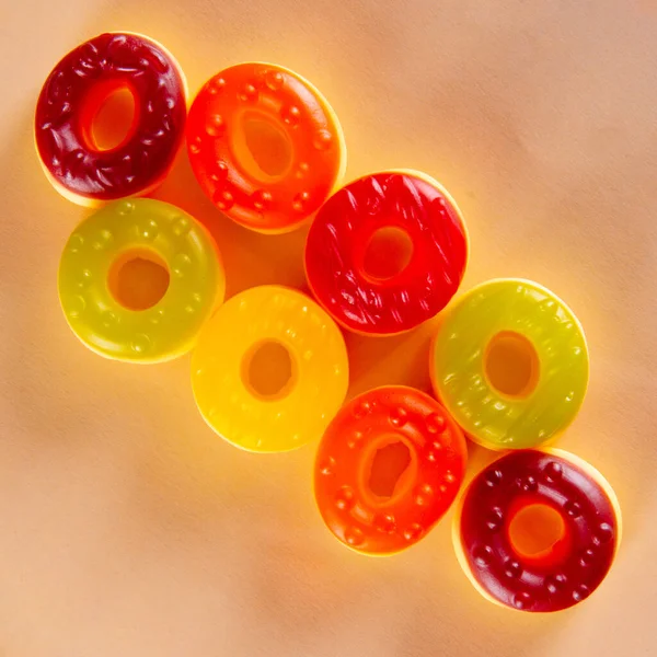Kilka Cukierków Galaretką Leży Pastelowym Beżowym Tle Żywe Słodycze Ułożone — Zdjęcie stockowe