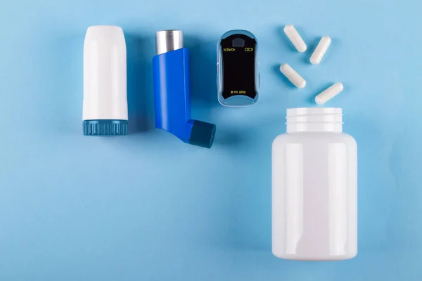 近视仪 药瓶和吸入器蓝色背景及复制空间的顶部视图 哮喘引起支气管刺激的概念 — 图库照片