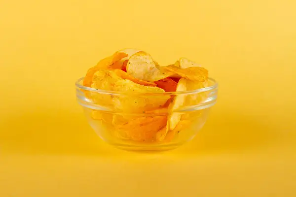 Potatischips Glasskål Isolerad Gul Bakgrund Side Ståndpunkt — Stockfoto