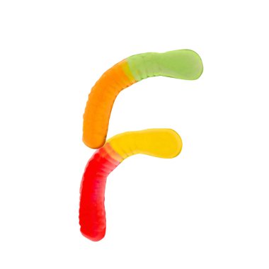 F harfi çok renkli jelibon solucanlarından yapılmış ve saf beyaz arkaplanda izole edilmiş. Yemek alfabesi konsepti. Tatlı yemek fontunun bir harfini istiflemek kolay.