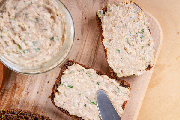 Побалуйте себя домашним паштет из печени, яиц, йогурта и лука, подается вместе с ломтиками ржаного хлеба