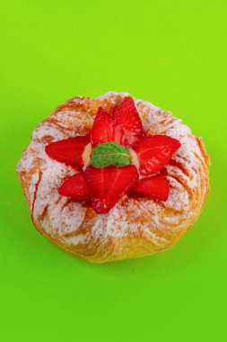 Katı yeşil arka planda izole edilmiş taze meyveler.