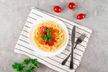 Domates sosunda kaynatılmış, makarna, domates ve otlarla servis edilen Sicilya usulü köfteler.