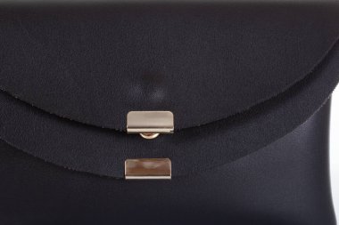 Altın tokalı mobilya aksesuarlı siyah deri kumaş. Deri çantanın yakın çekimi