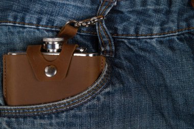 Kalça matarası, tam tahıllı deri deri. Kalça matarası, kot pantolonun cebinde.