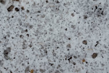 Buzları ve karı eriten daha ılık havalarda eriyen karlar. Karda yağmur damlaları deseni