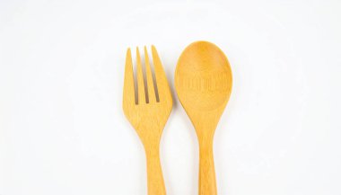 Çatal ve kaşık içeren bambu çatal bıçak takımı. İzole edilmiş beyaz arka plan yiyecek fotoğrafçılığı minimalist tarzda.