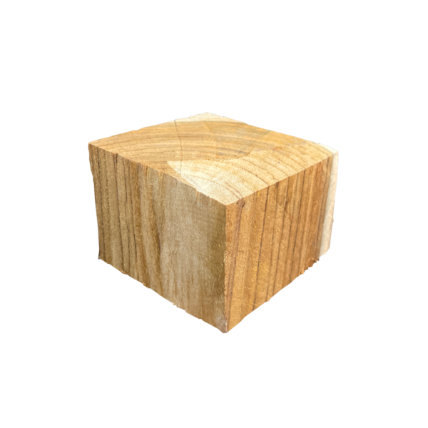 beyaz arkaplanda izole ahşap kutu