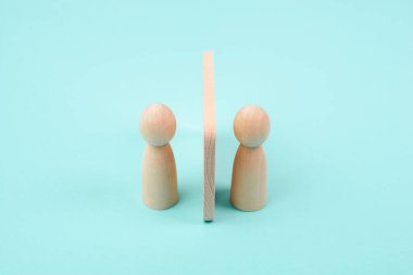 Bir duvar, gerçeklik ve iletişim konseptiyle ayrılmış iki adam.