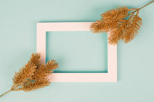 Vánoční Dovolená Pozadí Rám Větvemi Zlaté Jedle Zimní Sezóna Přání — Stock fotografie