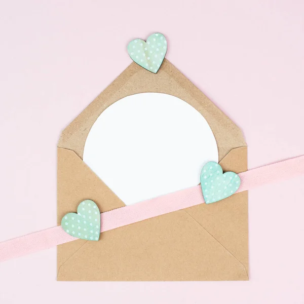 Valentijnsdag Wenskaart Enveloppe Met Hartjes Pastelachtergrond Liefdessymbool Plat Gelegd — Stockfoto