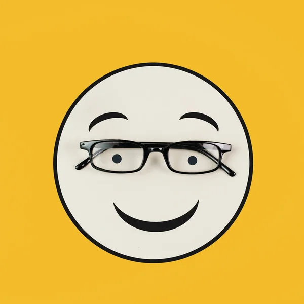 Głowa Szczęśliwą Twarzą Okularami Koncepcja Zdrowia Psychicznego Pozytywne Nastawienie Symbol — Zdjęcie stockowe