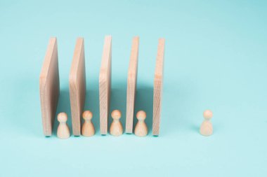 Duvarlarla ayrılmış adamlar, bir adam uzakta tek başına duruyor, gerçeklik ve iletişim konsepti, grup ve bireysellik 