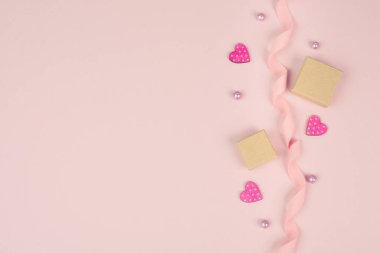 Sevgililer Günü tatili küçük hediye kutuları, kalpler ve periler, aşk ve duygu dolu, pastel renkli arabaları selamlıyor. 