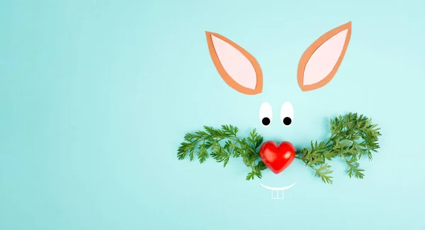 Osterhasengesicht Mit Herzförmiger Nase Und Schnurrhaaren Aus Karottenblättern Urlaubsgrüßkarte Frühlingszeit — Stockfoto