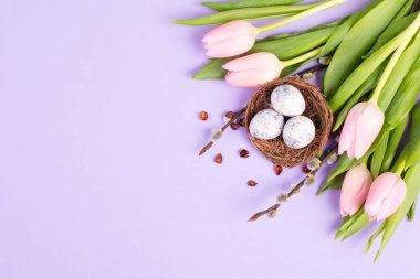 Kuş yuvasında paskalya yumurtaları, pembe laleler, bayram tebrik kartları, bahar sezonu geçmişi. 