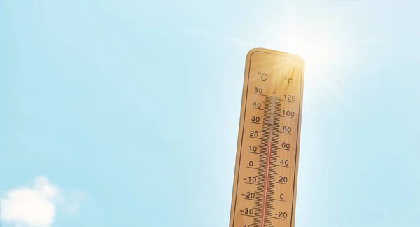 Mavi gökyüzü ve güneşli termometre, sıcaklık, hava tahmini, küresel ısınma ve çevre tartışması, yaz mevsimi ve sıcak hava dalgası 