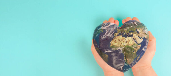Проведение планеты Земля в форме сердца, лес и океан, экологическая концепция, подключение и защита природы