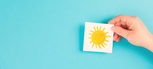 Držení Papíru Žlutým Sluncem Horká Nálada Letním Dni Pozitivní Postoj — Stock fotografie