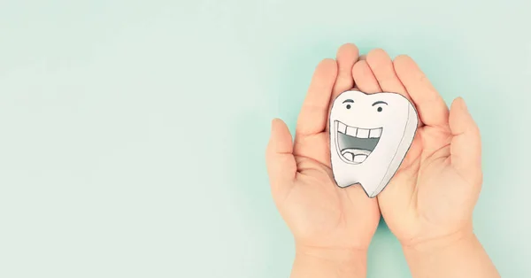 Bílý Zub Usměvavou Tváří Palci Nahoru Dentální Zdraví Hygiena Zubů — Stock fotografie