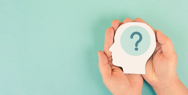 Soru işareti, eğitim ve iş konsepti olan insan zihni, cevap arayan beyin, fikir üretmek için beyin fırtınası