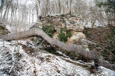 Scheissendempel Şelalesi 'ndeki orman karla kaplı, kışın Waldbillig, Lüksemburg' da Mullerthal patikası 