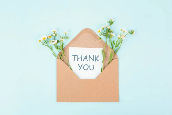 Dank Kaart Een Envelop Omringd Door Bloemen Dankbaar Steun Hulp — Stockfoto