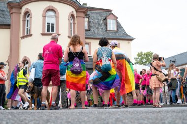 Christopher Street Day, gay, biseksüel ve lezbiyen geçit töreni, gurur ayı, gökkuşağı bayrağı, eşit haklar etkinliği 22.07.2023 tarihinde Almanya 'nın Trier kentinde 