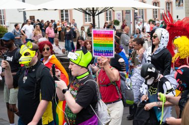 Christopher Street Day, gay, biseksüel ve lezbiyen geçit töreni, gurur ayı, gökkuşağı bayrağı, eşit haklar etkinliği 22.07.2023 tarihinde Almanya 'nın Trier kentinde