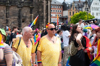 Christopher Street Day, gay, biseksüel ve lezbiyen geçit töreni, gurur ayı, gökkuşağı bayrağı, eşit haklar etkinliği 22.07.2023 tarihinde Almanya 'nın Trier kentinde 