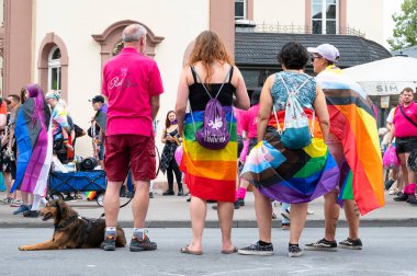 Christopher Street Day, gay, biseksüel ve lezbiyen geçit töreni, gurur ayı, gökkuşağı bayrağı, eşit haklar etkinliği 22.07.2023 tarihinde Almanya 'nın Trier kentinde 