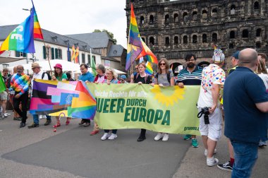 Christopher Street Day, gay, biseksüel ve lezbiyen geçit töreni, gurur ayı, gökkuşağı bayrağı, eşit haklar etkinliği 22.07.2023 tarihinde Almanya 'nın Trier kentinde 
