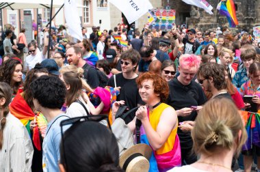 Christopher Street Day, gay, biseksüel ve lezbiyen geçit töreni, gurur ayı, gökkuşağı bayrağı, eşit haklar etkinliği 22.07.2023 tarihinde Almanya 'nın Trier kentinde 