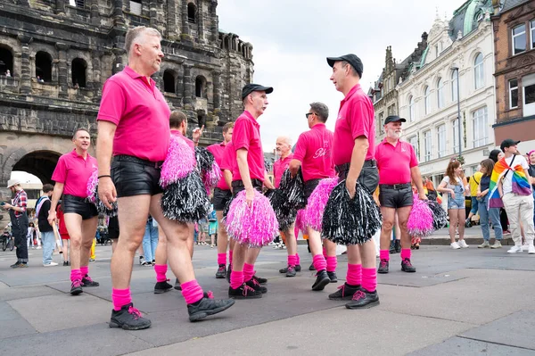 Christopher Street Day, gay, biseksüel ve lezbiyen geçit töreni, gurur ayı, gökkuşağı bayrağı, eşit haklar etkinliği 22.07.2023 tarihinde Almanya 'nın Trier kentinde 