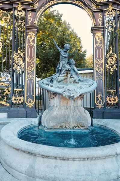 Nancy, Fransa 'daki Stanislas Meydanı' ndaki Neptune Çeşmesi. Ayrılma Lorraine, altın kapı.
