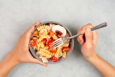 Dilimlenmiş mantarlı makarna salatası, domates, kırmızı biber ve ton balığı, sebzeli sağlıklı yemek, taze organik besin. 