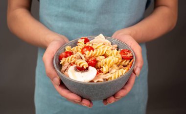 Kasede makarna salatası, dilimlenmiş mantar, domates, kırmızı biber parçaları ve ton balığı, sebzeli sağlıklı yiyecek, taze organik besin. 