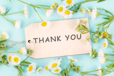 Çiçeklerle çevrili teşekkür kartı, şükran, destek, yardım ve yardım konsepti, olumlu tutum 