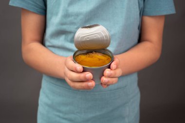 Konserve yiyecek, ton balığı kutusu, işlenmiş malzemeler, evcil hayvanı beslemek.