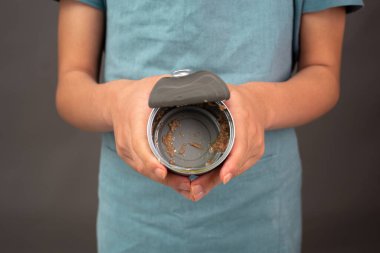 Konserve yiyecek, ton balığı, işlenmiş malzemeler, evcil hayvanı beslemek.