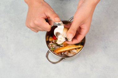 Mantar soymak, sebzeleri kaseye atmak, sağlıklı yemekler hazırlamak, yemek pişirmek. 