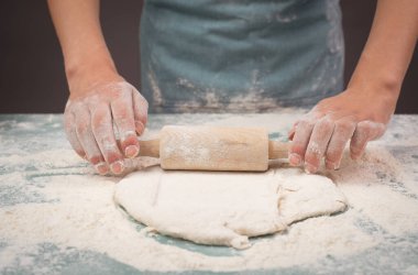 Fırıncı hamur işini pizza, çörek ya da merdaneli pasta için yapar. Yemek için malzeme hazırlar, tatil için pişirir. 