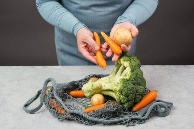 Sebzeli ağ torbası, alışveriş bakkalı, sağlıklı gıda malzemeleri, patates, brokoli ve havuç, sıfır atık