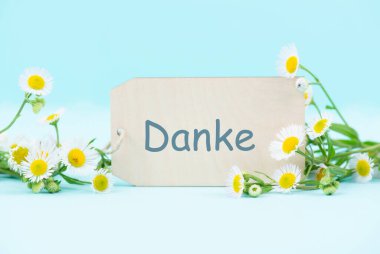 Çiçeklerle, Almanca, şükran, destek, yardım ve yardım konseptiyle çevrili bir teşekkür kartı, olumlu tavır. 