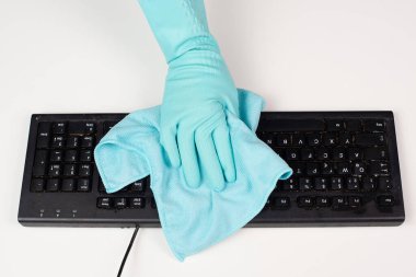 Ofisteki bilgisayar klavyesini ıslak mendil, tozlu ve kirli elektronik ev işi ile temizliyorum. 