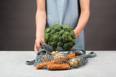 Sebzeli ağ torbası, alışveriş bakkalı, sağlıklı gıda malzemeleri, patates, brokoli ve havuç, sıfır atık 