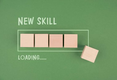 Yeni beceri yüklemesi, eğitim kavramı, bir hedefe sahip olmak, çevrimiçi öğrenme, bilgi güç stratejisidir 